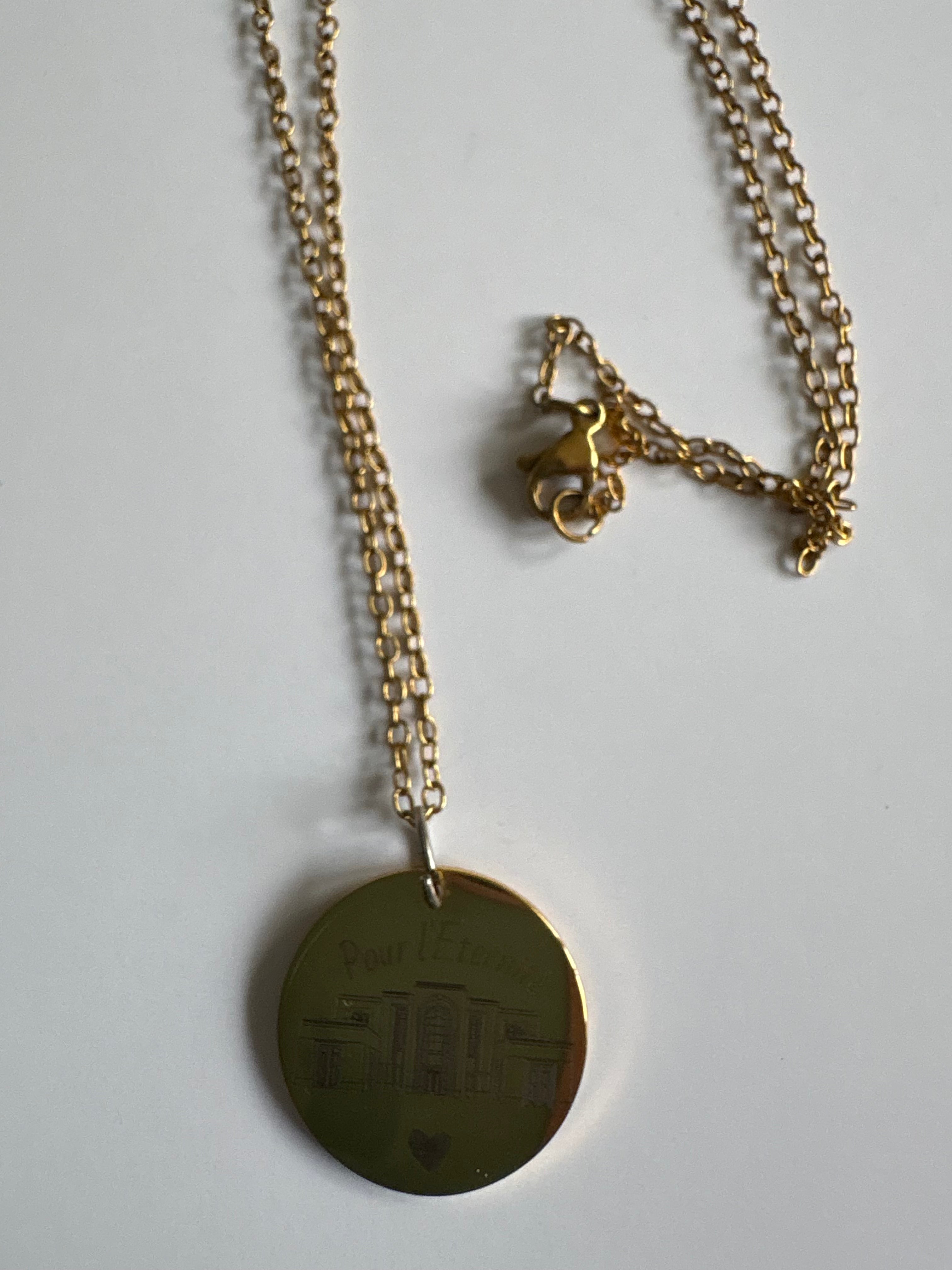 Pendentif Temple de Paris Doré et sa chaine en acier inoxydable